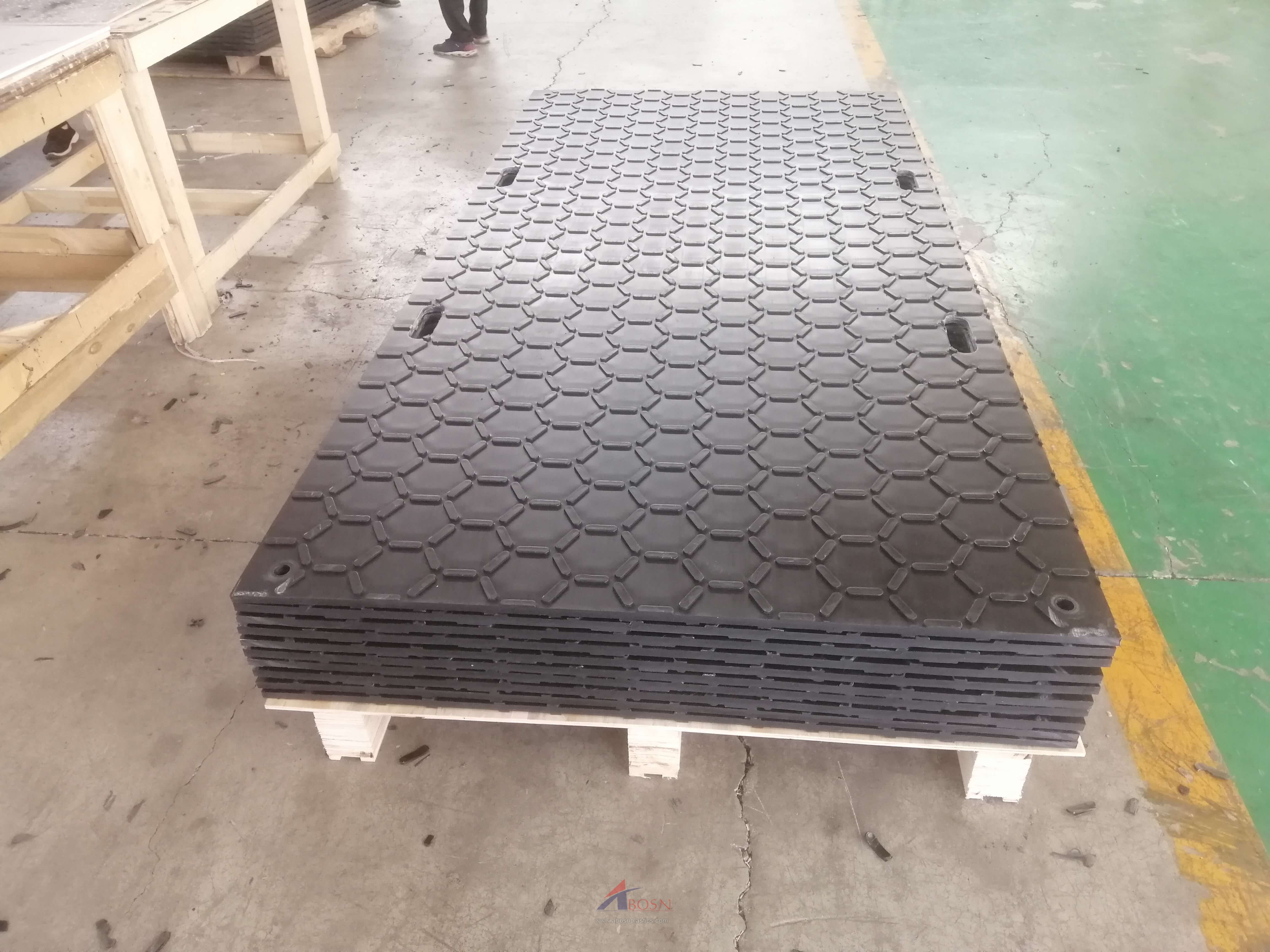 Wolf in sheep's clothing age Aquarium wear resist HDPE 4x8 ft ground heavy duty rubber temporary construction HDPE plastic road mat Supplier Wolf in sheep's clothing age Aquarium wear resist HDPE 4x8 ft ground heavy duty rubber temporary construction HDPE plastic road mat Supplier